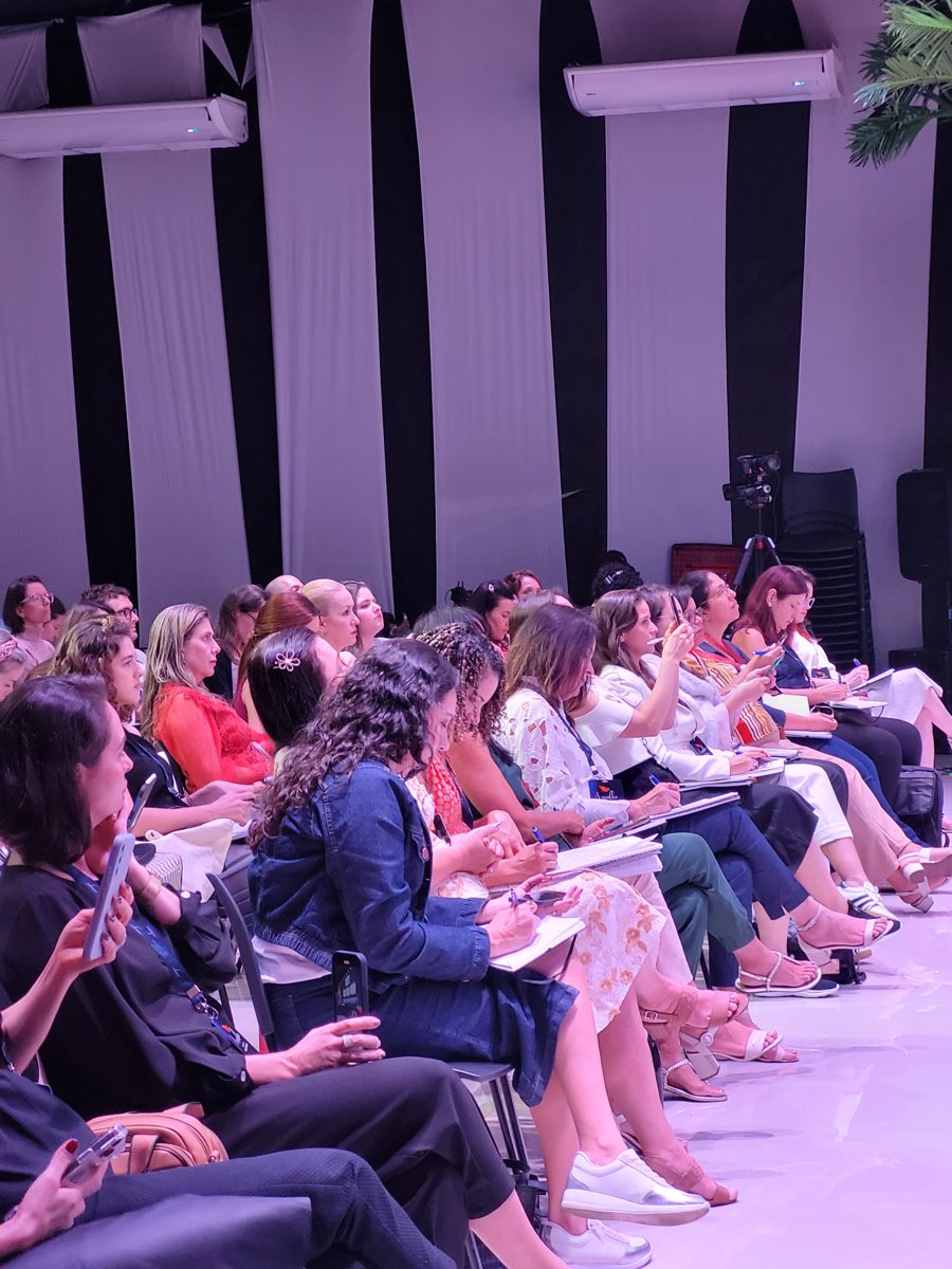 Plateia de profissionais da saúde fazendo anotações durante um evento da FSA
